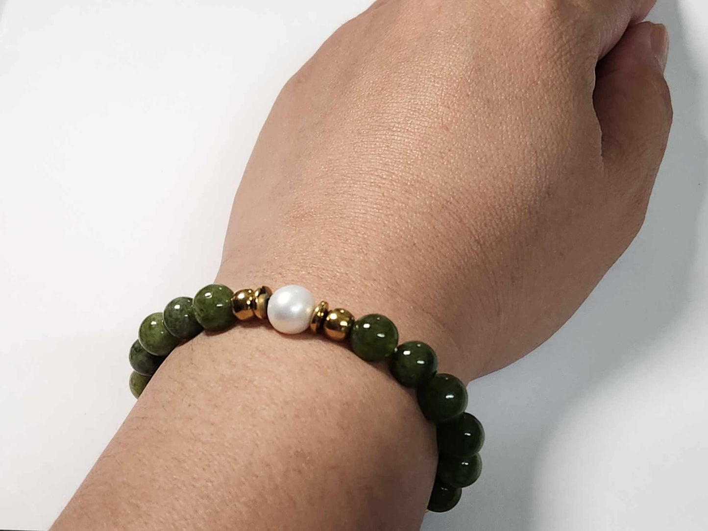 Elegant Green Jade and Pearl Bracelet