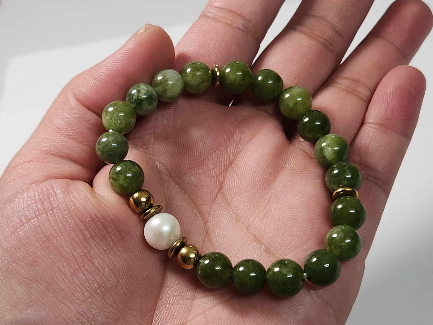 Elegant Green Jade and Pearl Bracelet