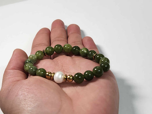 Elegant Green Jade and Pearl Bracelet