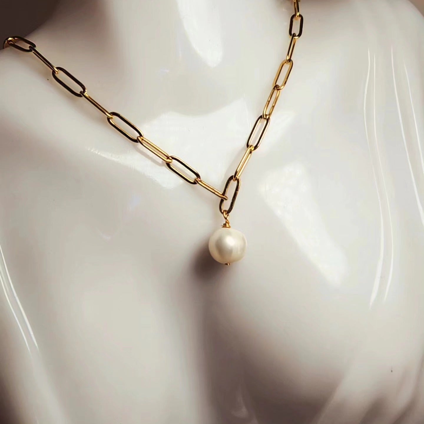 Elegant Golden Link Pearl Pendant Necklace