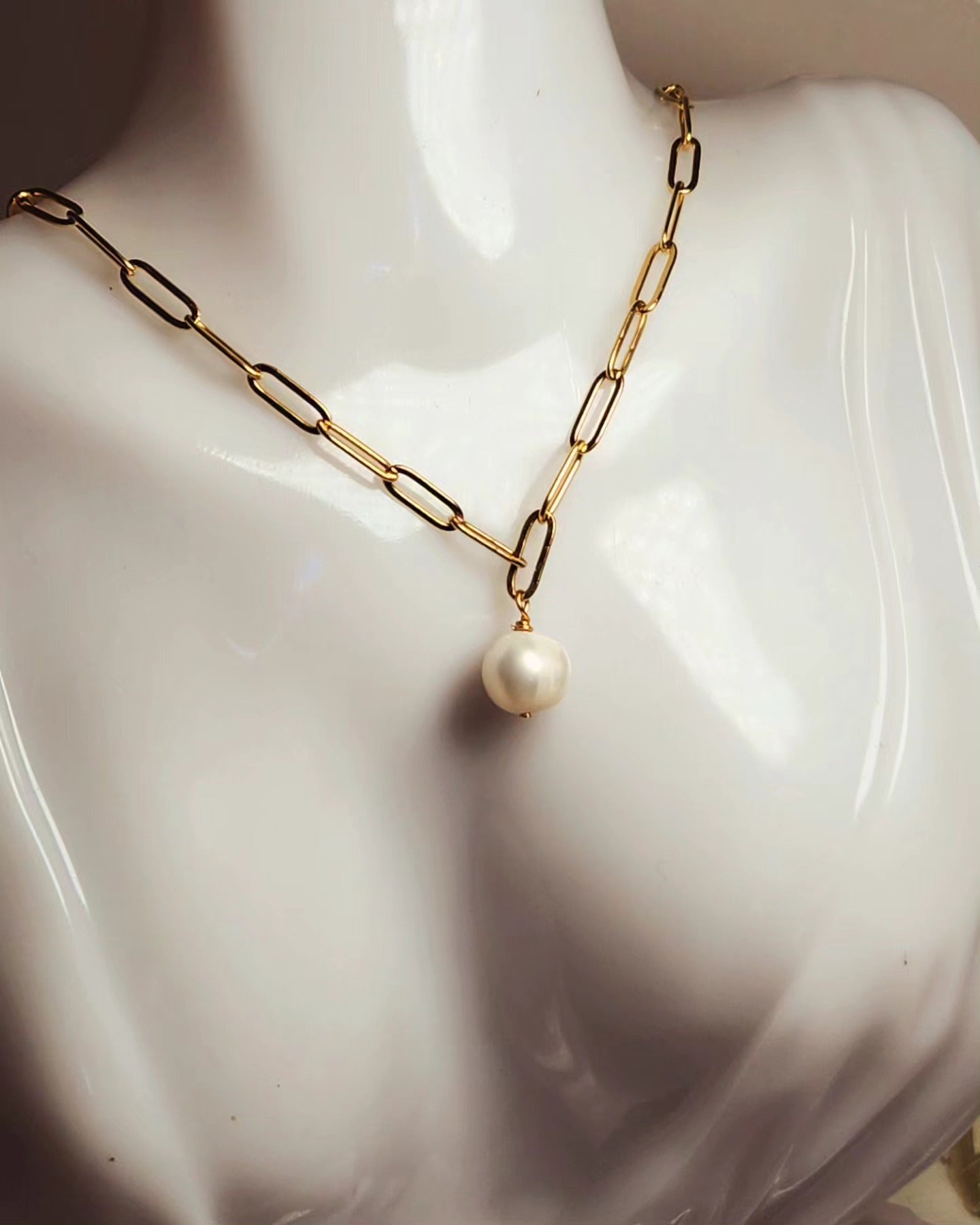 Elegant Golden Link Pearl Pendant Necklace