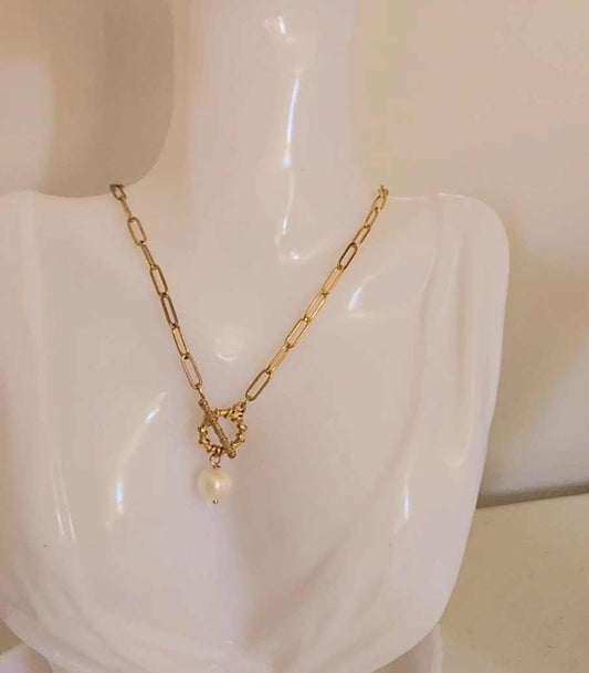 Vintage-Inspired Golden Filigree Pearl Necklace