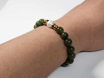 Elegant Green Jade and Pearl Bracelet