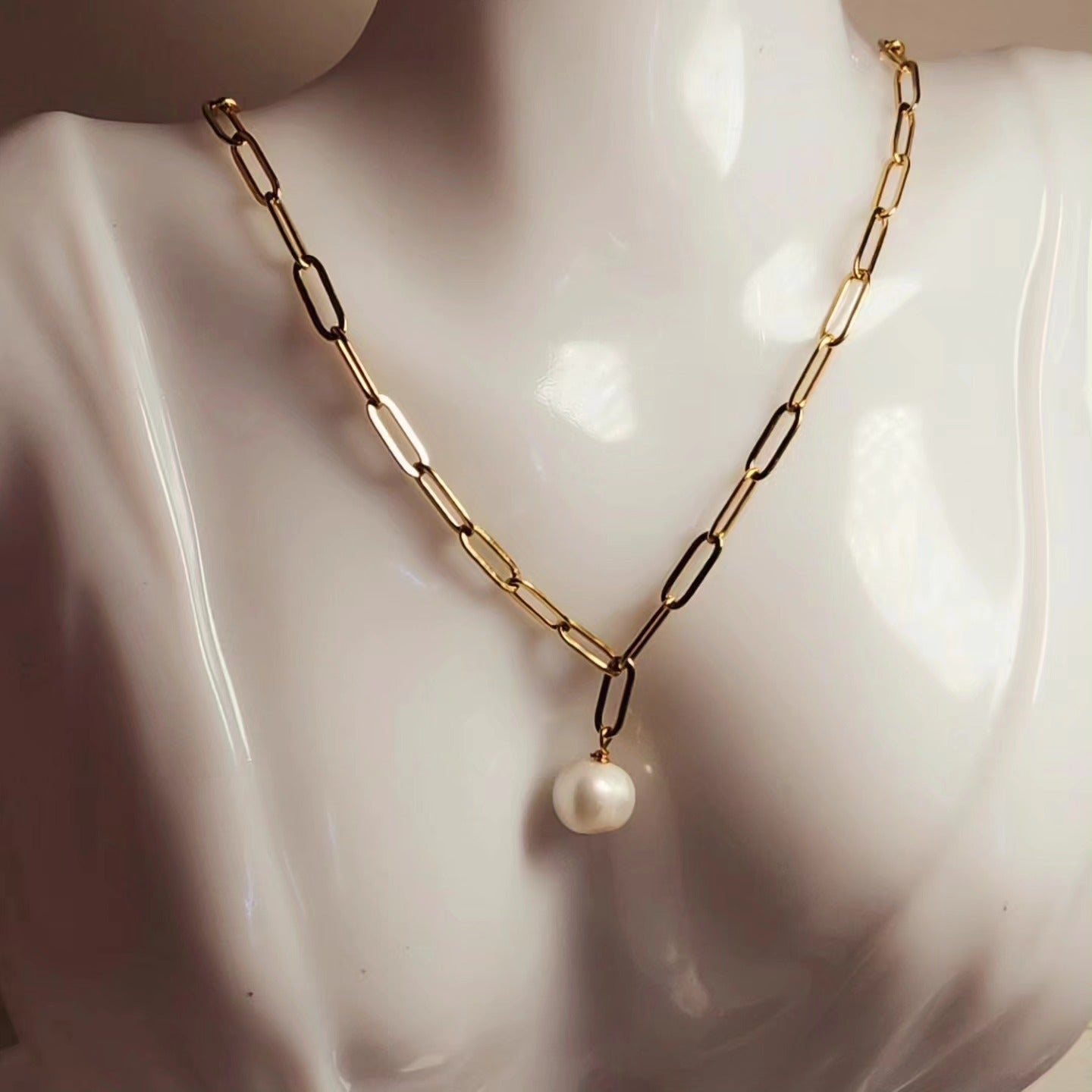 Elegant Golden Link Pearl Pendant Necklace