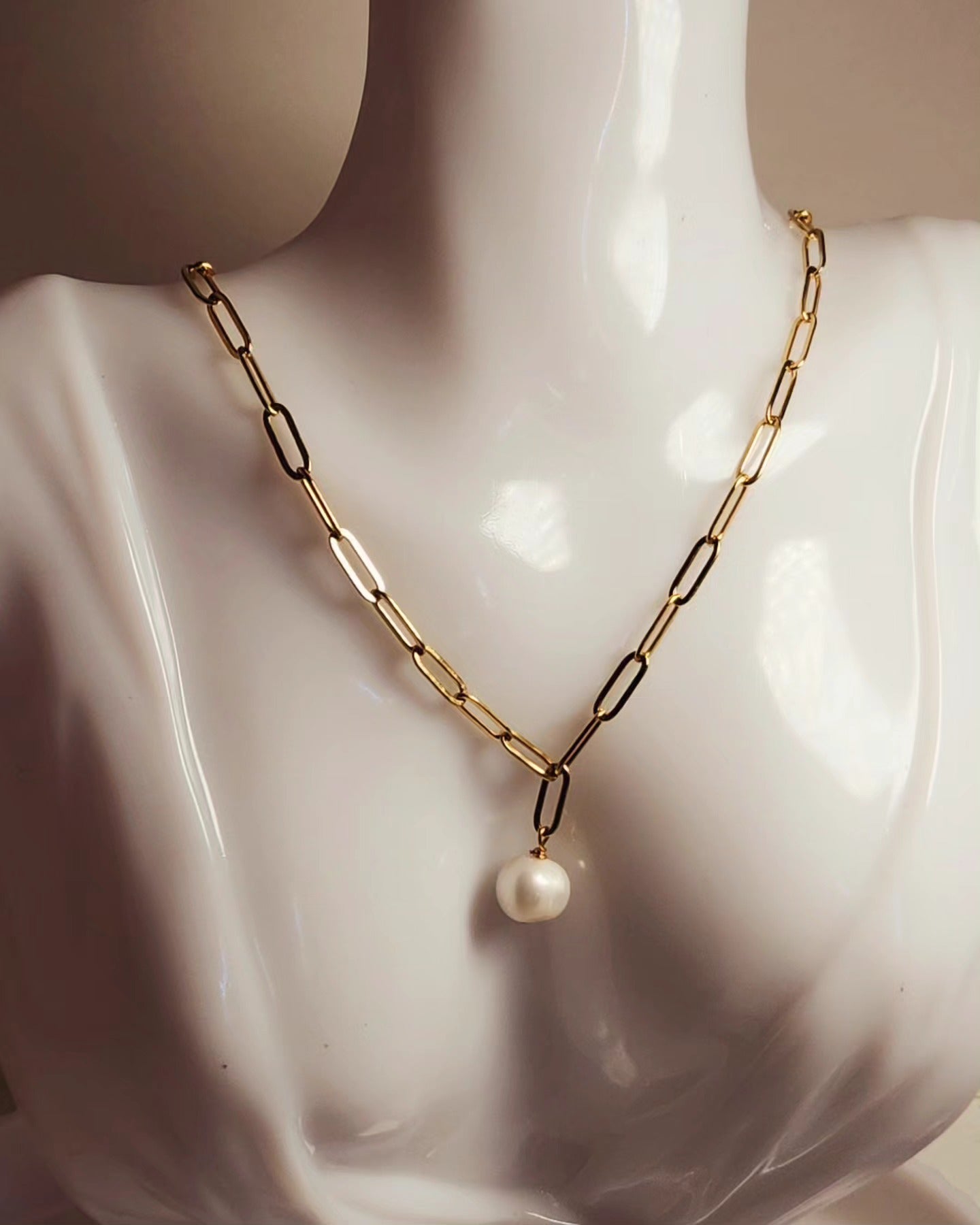 Elegant Golden Link Pearl Pendant Necklace