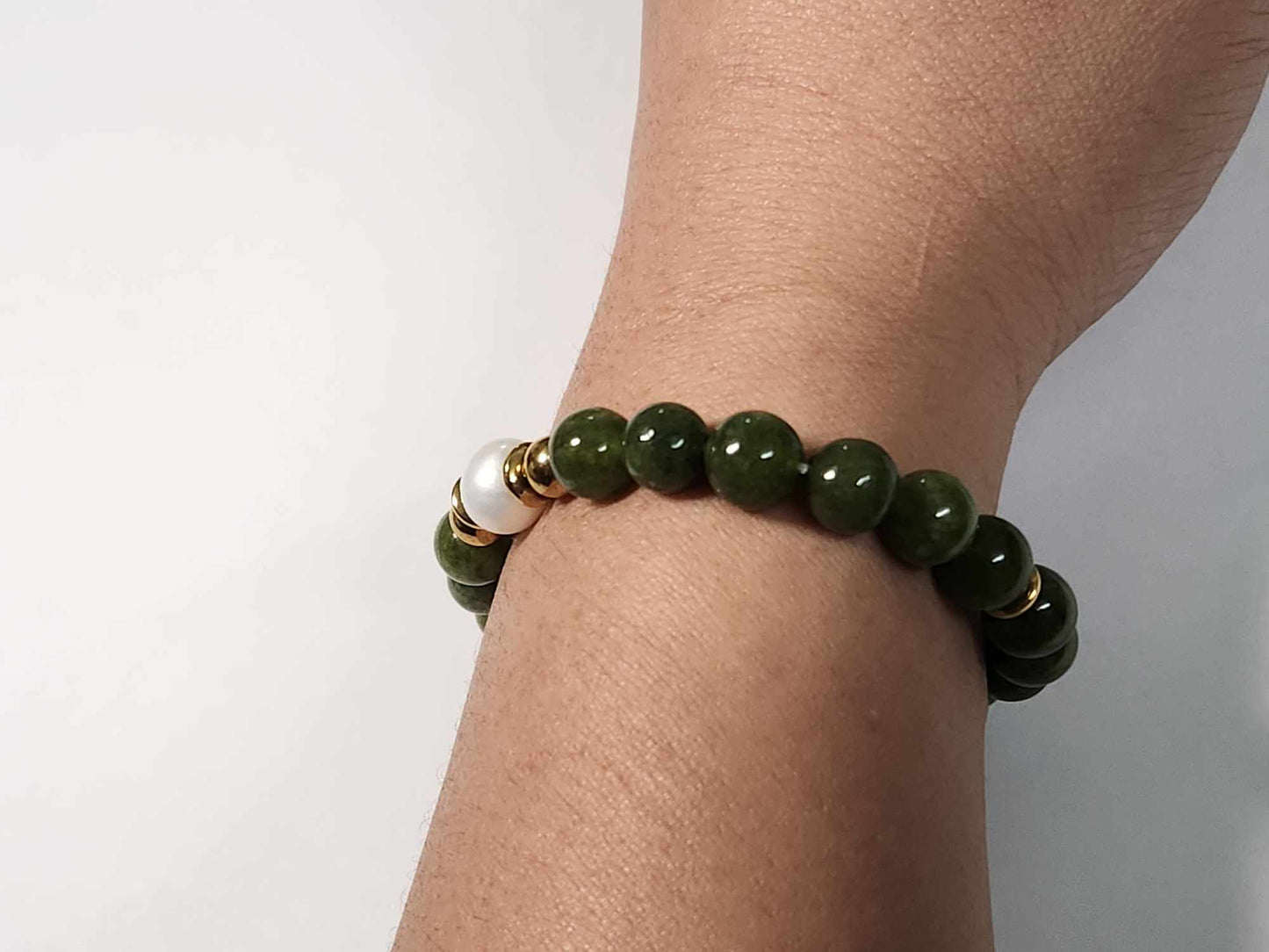 Elegant Green Jade and Pearl Bracelet