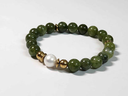 Elegant Green Jade and Pearl Bracelet