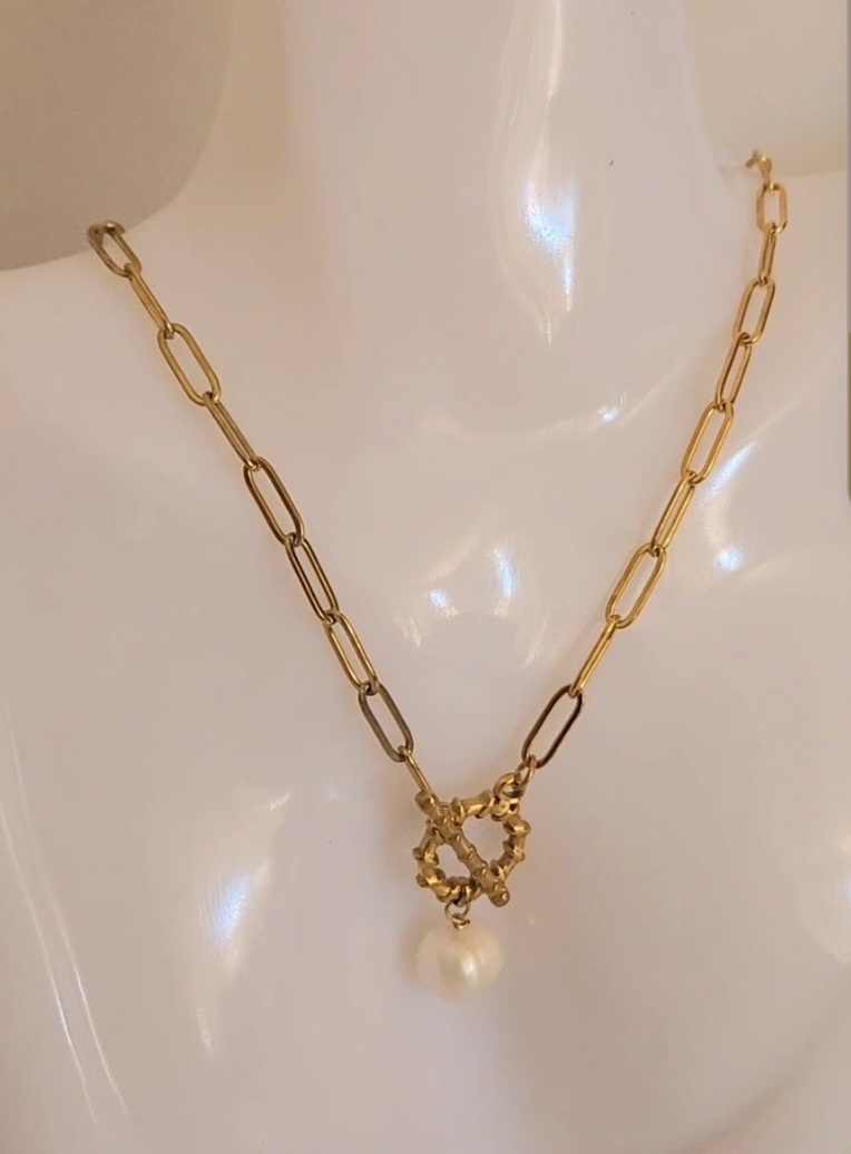 Vintage-Inspired Golden Filigree Pearl Necklace